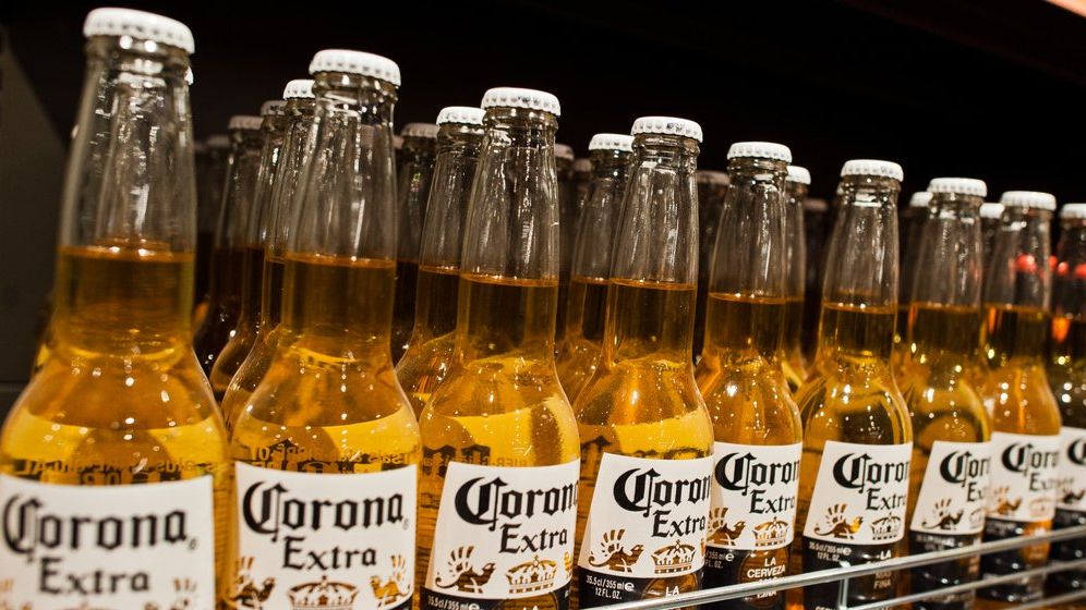 AB InBev, producătorul berii Corona, așteaptă o scădere de 10% a profitului în primul trimestru din cauza coronavirusului