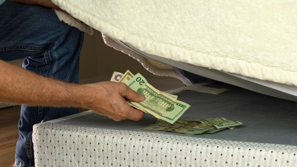 O alegere păguboasă, care nu îți va proteja finanțele: De ce nu e bine să ții banii „la saltea”