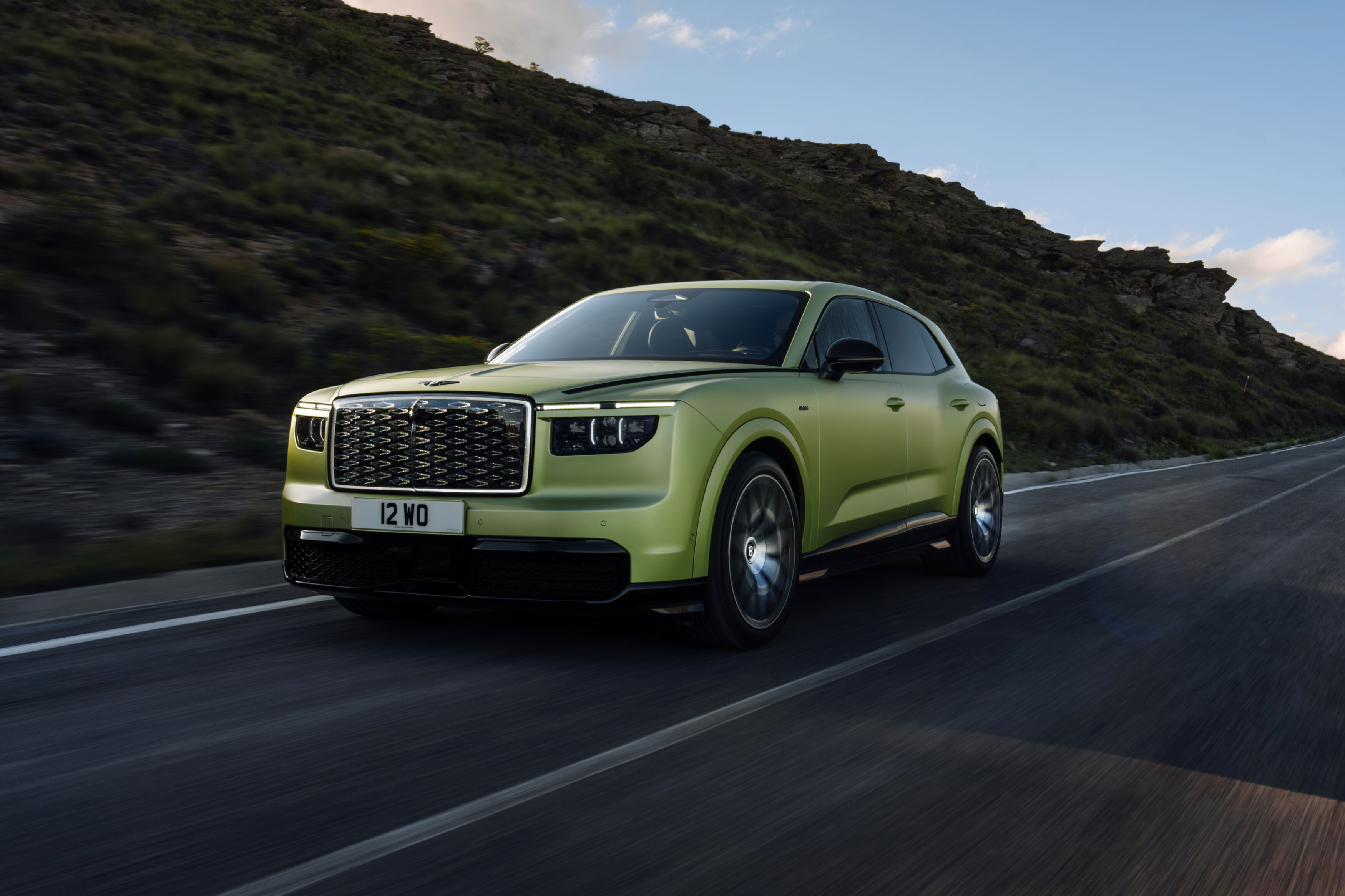 FOTO | Bentley intră în arena electrică cu Torcal, un super-SUV care rivalizează cu Range Rover Electric