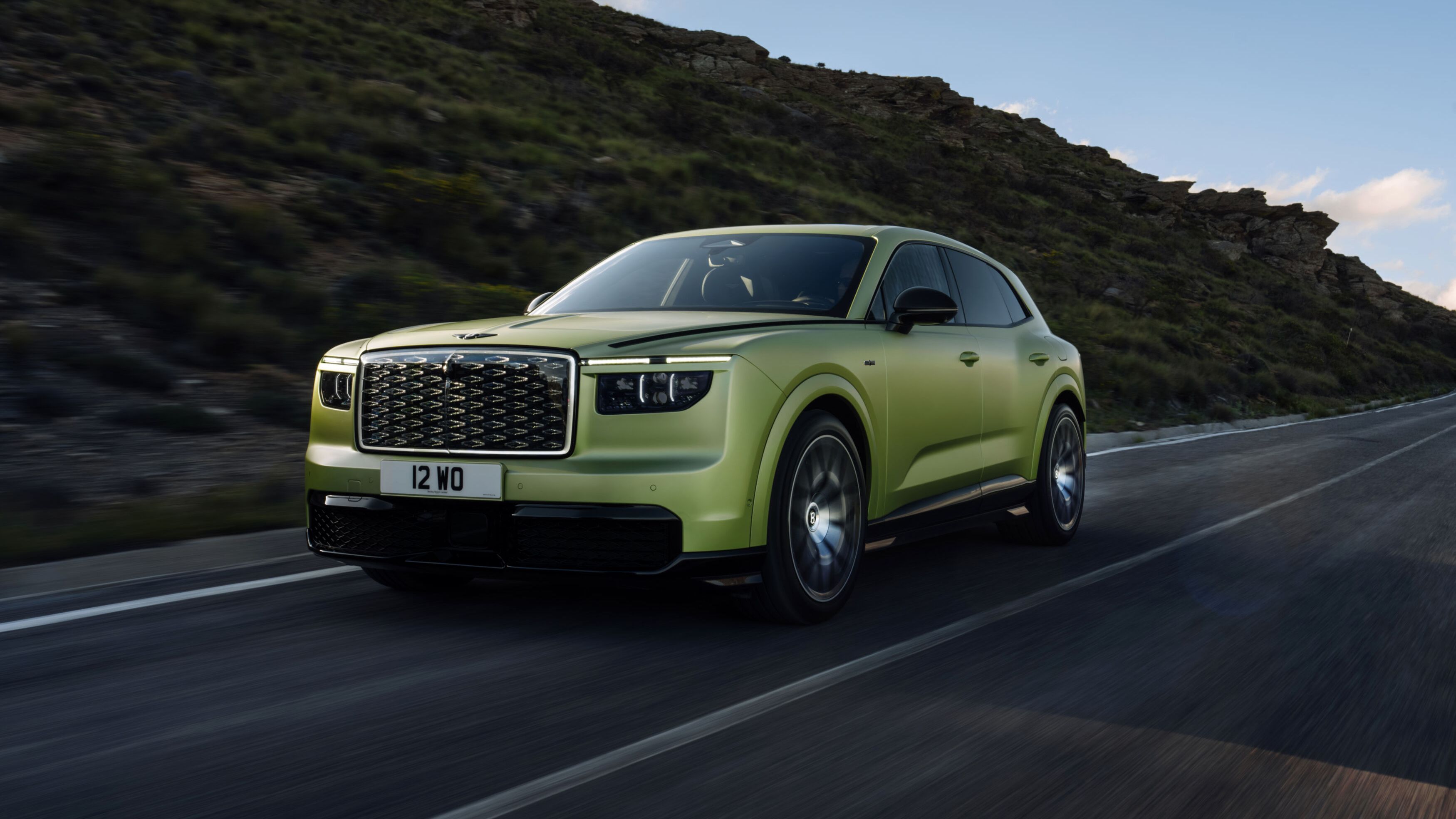 FOTO | Bentley intră în arena electrică cu Torcal, un super-SUV care rivalizează cu Range Rover Electric