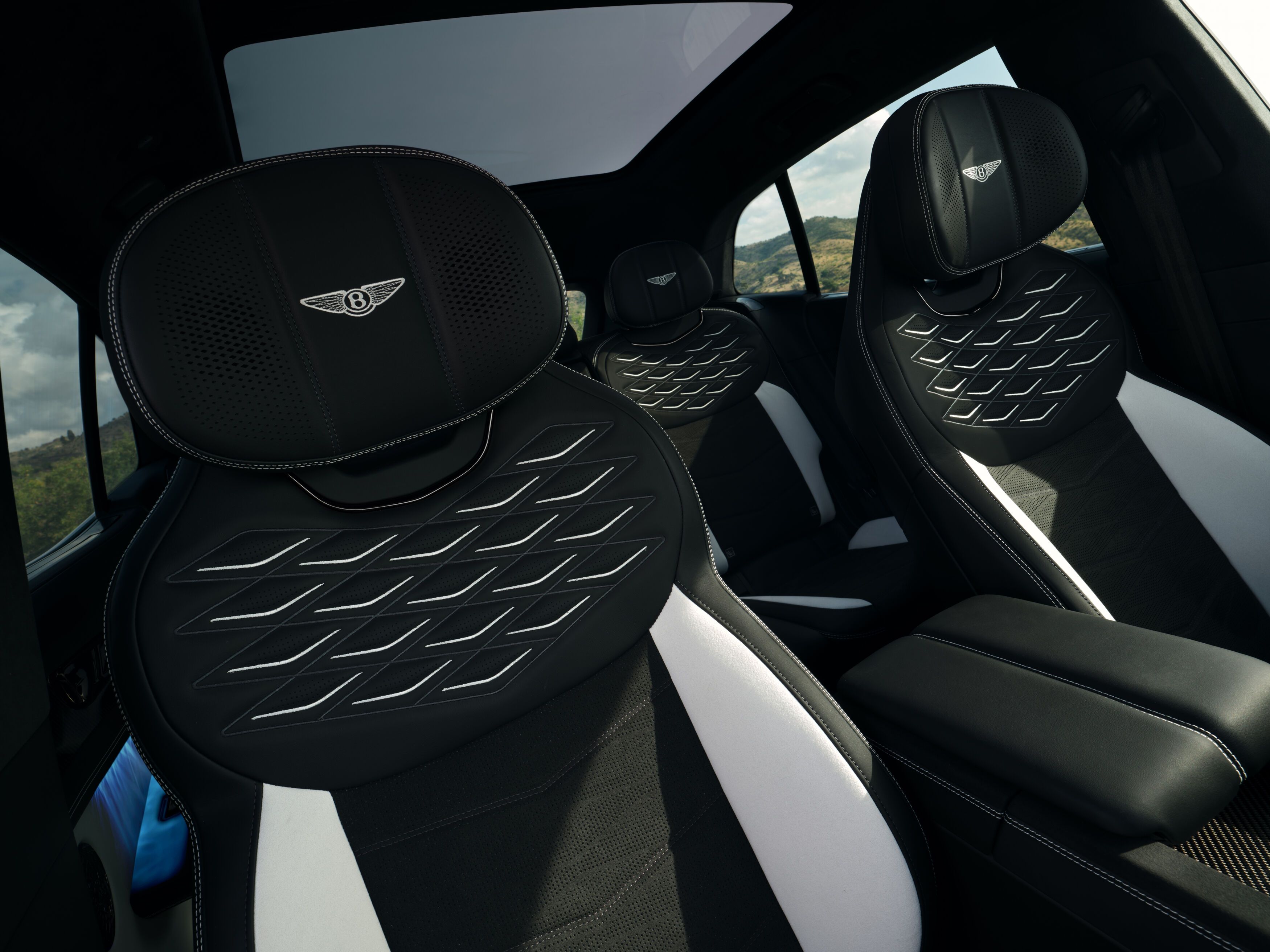 FOTO | Bentley intră în arena electrică cu Torcal, un super-SUV care rivalizează cu Range Rover Electric - Poza 12