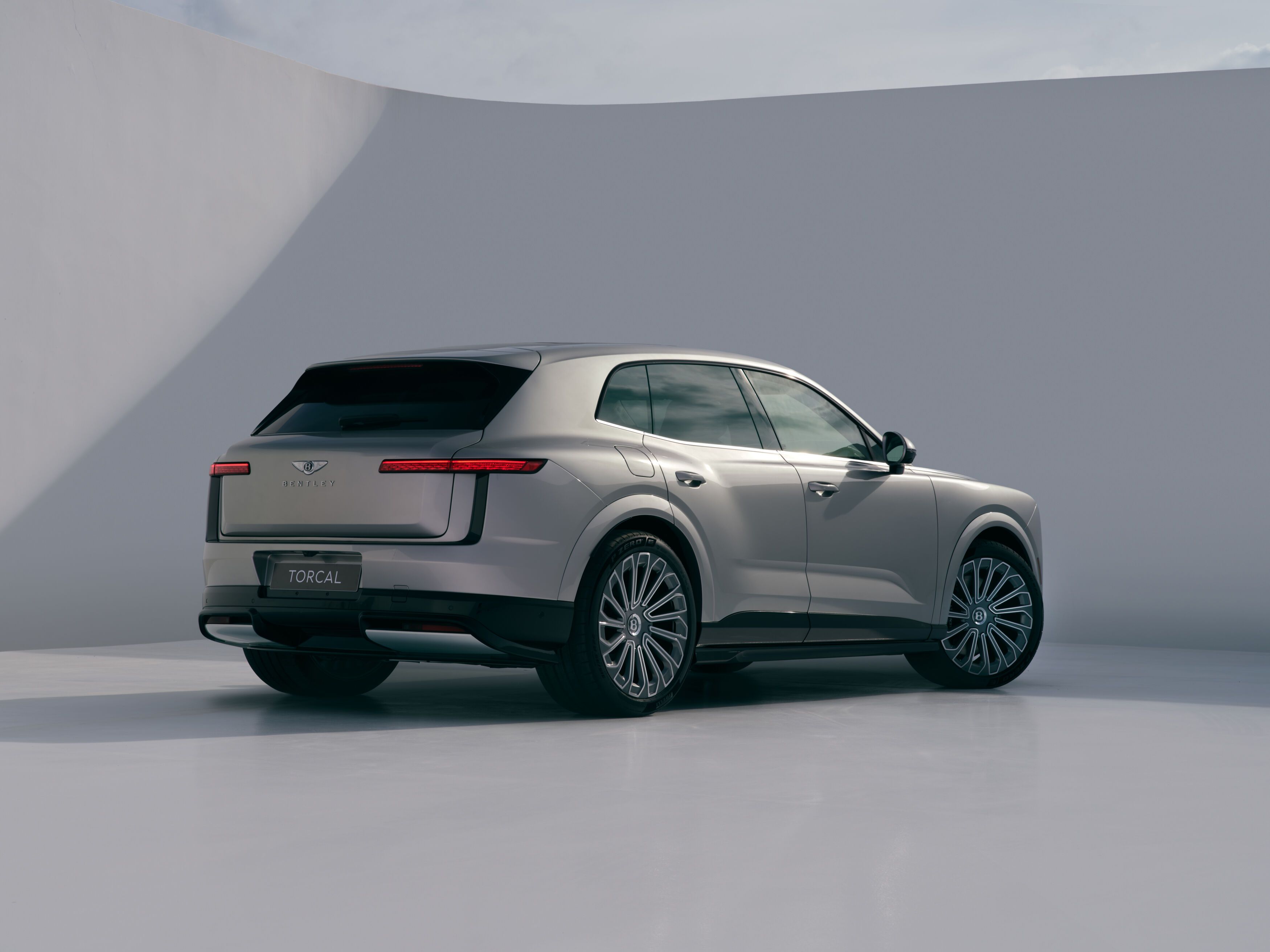 FOTO | Bentley intră în arena electrică cu Torcal, un super-SUV care rivalizează cu Range Rover Electric - Poza 2