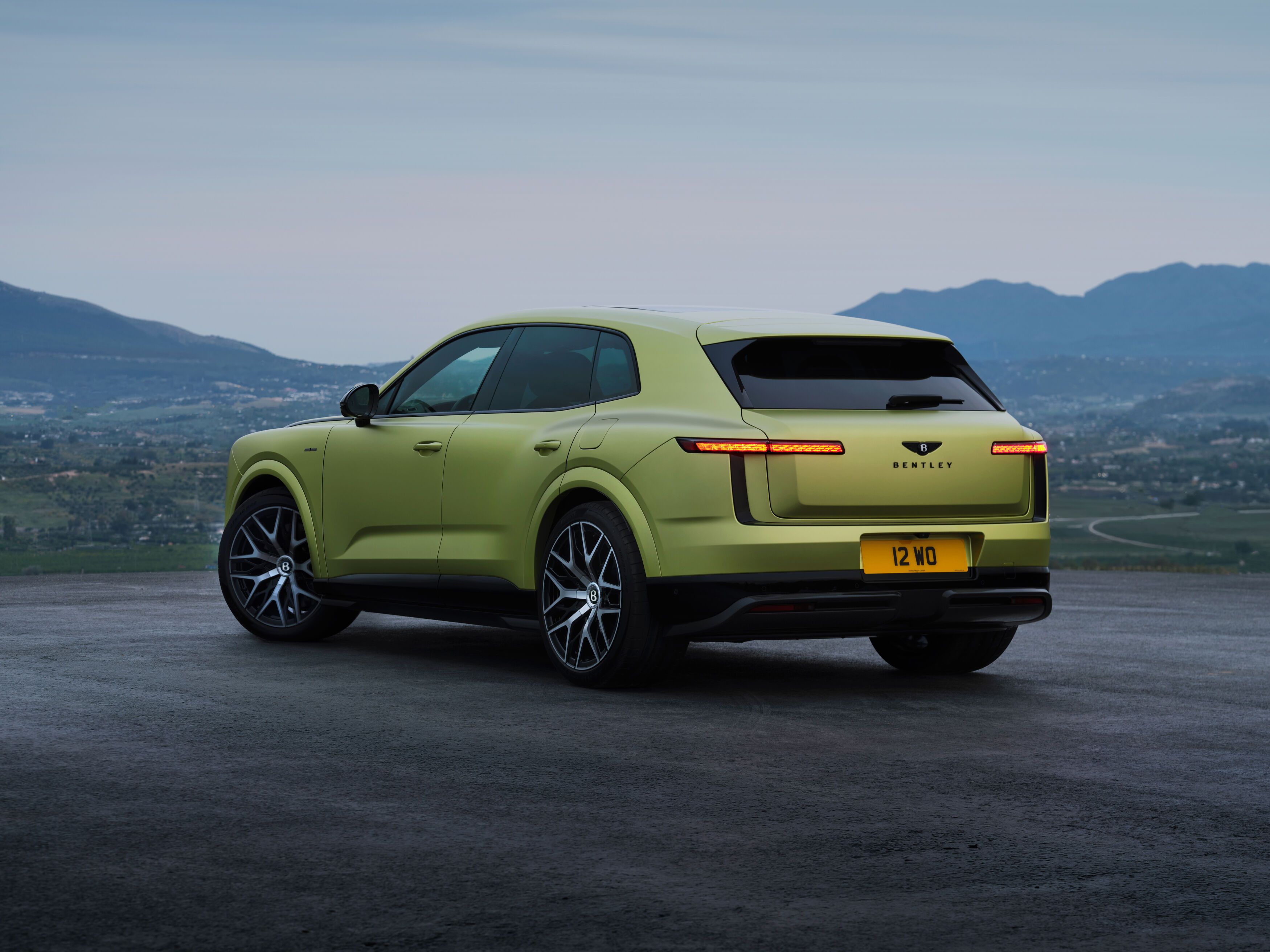 FOTO | Bentley intră în arena electrică cu Torcal, un super-SUV care rivalizează cu Range Rover Electric - Poza 5