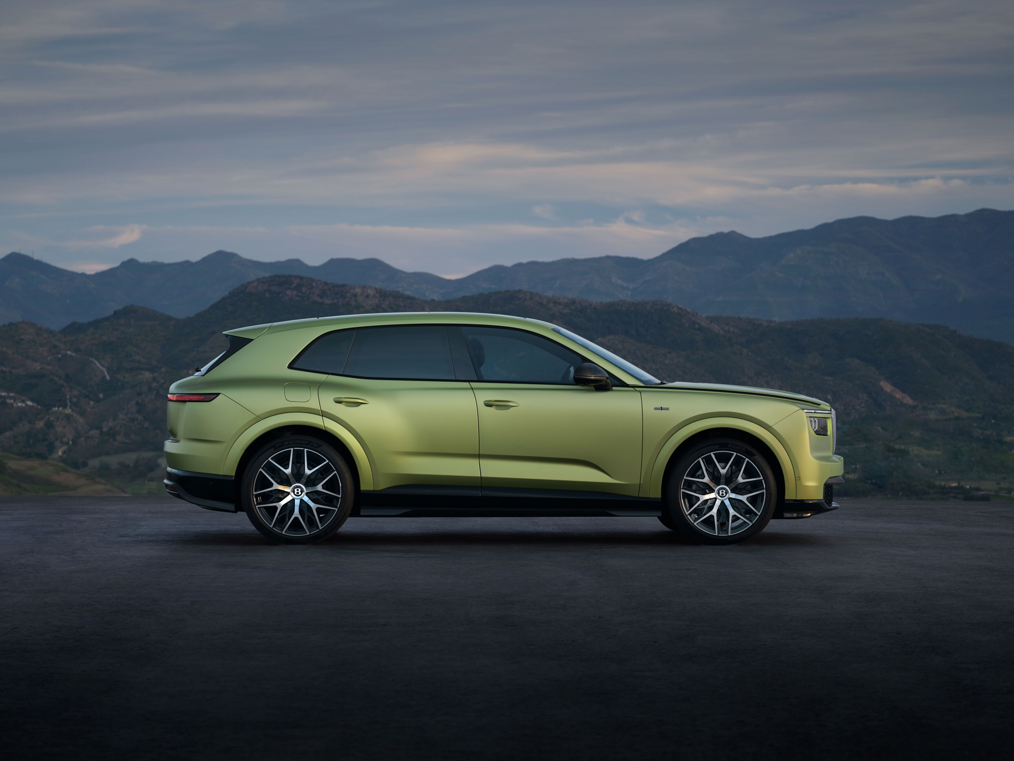 FOTO | Bentley intră în arena electrică cu Torcal, un super-SUV care rivalizează cu Range Rover Electric - Poza 6