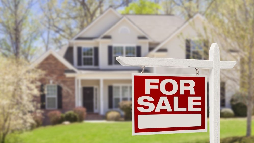 Radiografia tranzactionarii imobiliare pentru un proprietar: sa vanda singur sau sa apeleze la o agentie?