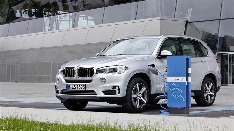Modelele BMW plug-in hibrid vor trece automat in modul electric in 2020, cand vor intra in anumite zone din orase