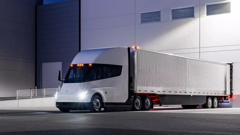 Primele camioane Tesla vor ajunge la clienți în cadrul unui eveniment special de 1 decembrie