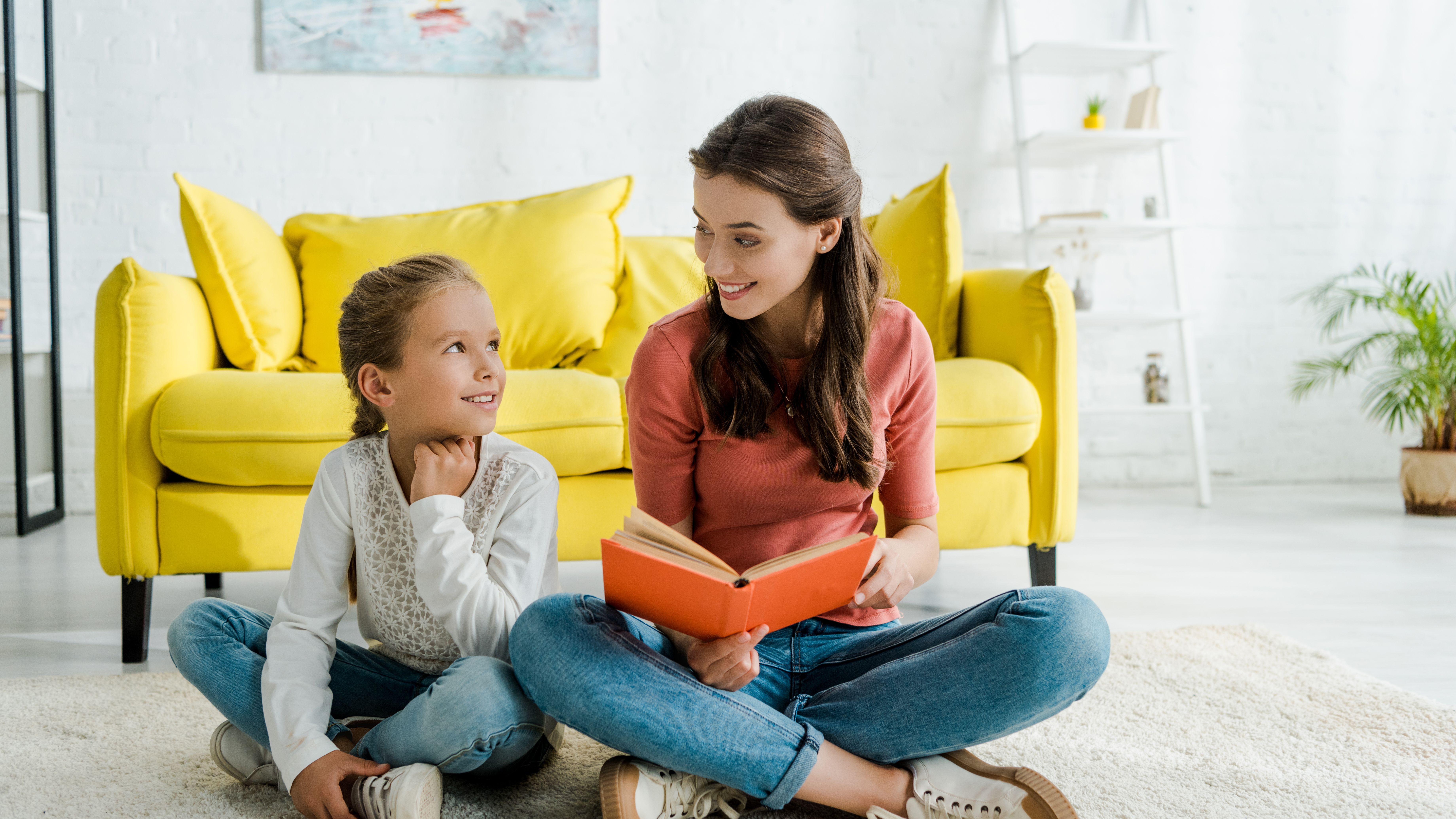 Președintele Iohannis a promulgat legea privind plata serviciilor oferite de bonă familiilor cu venituri de până în 3.500 de lei