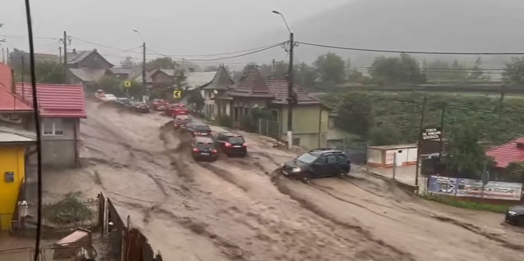 IGSU: Pagube în zeci de localități după inundații și episodul de vreme extremă. Apa din pârul Jepi este evacuată cu motopompa