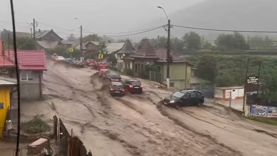 IGSU: Pagube în zeci de localități după inundații și episodul de vreme extremă. Apa din pârul Jepi este evacuată cu motopompa