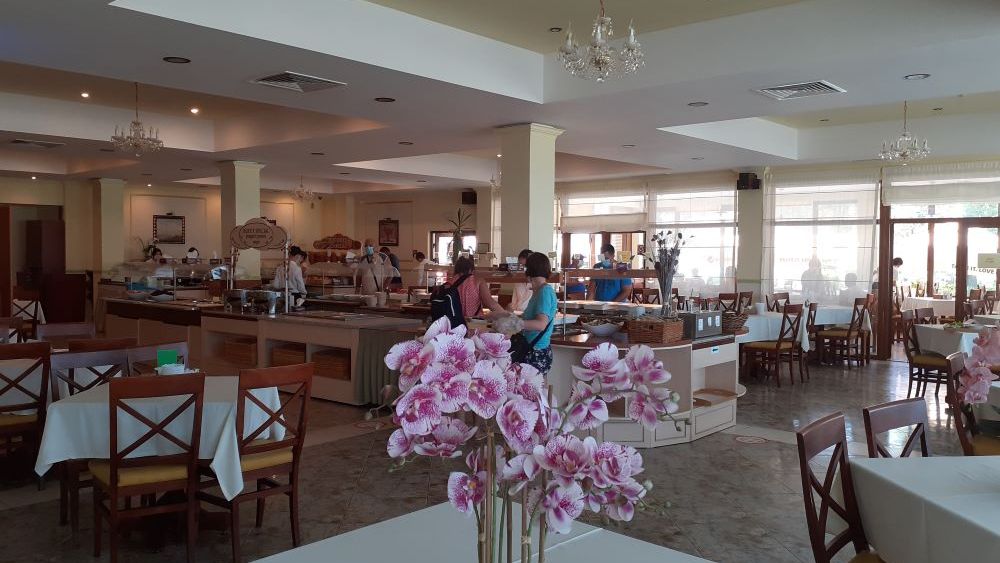 FOTO-VIDEO REPORTAJ | Coronavirusul și all inclusive-ul din Mamaia. Ce a rămas de dinainte de pandemie