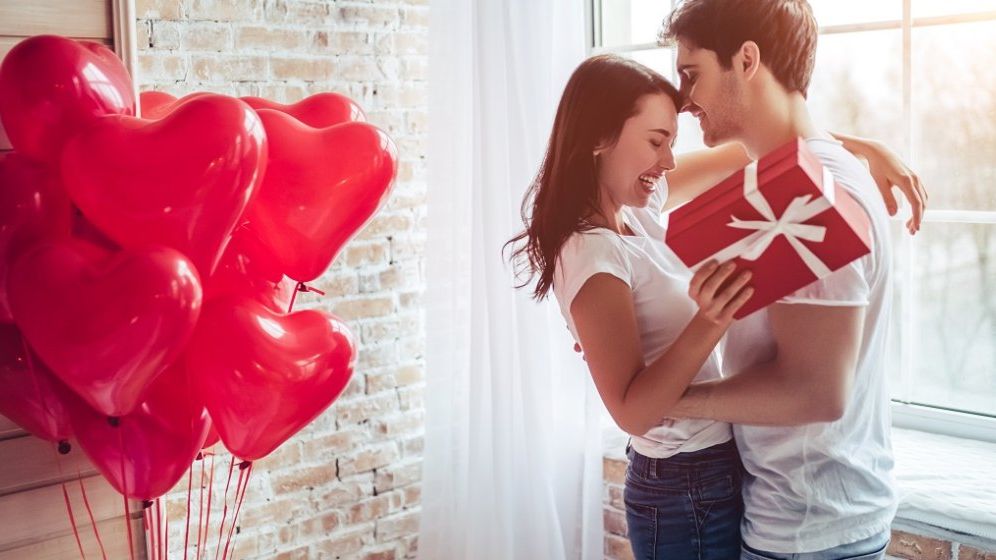 Sondaj: Câți bani dau românii pe cadouri de Ziua Îndrăgostiților și ce cumpără