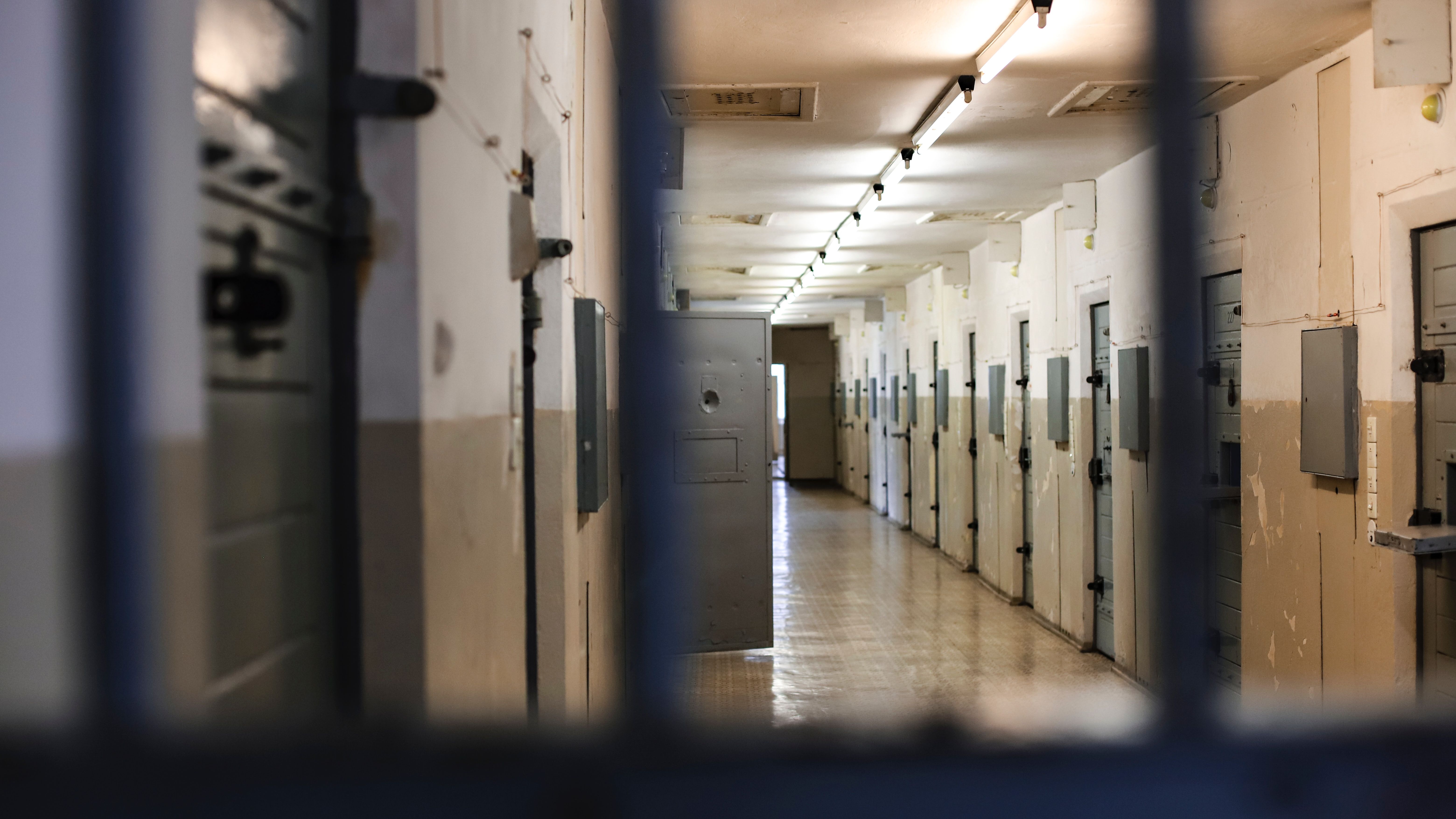 Senatul a adoptat tacit proiectul ce prevede inchisoare pe viata pentru omorul calificat
