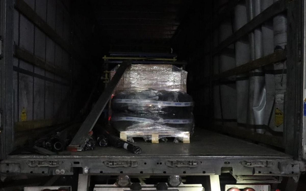 Contrabanda nu miroase bine: Polițiștii de frontieră au confiscat parfumuri și haine contrafăcute la granița cu Bulgaria - Poza 4