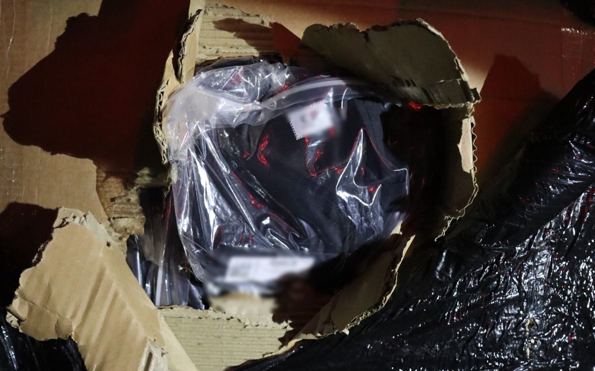 Contrabanda nu miroase bine: Polițiștii de frontieră au confiscat parfumuri și haine contrafăcute la granița cu Bulgaria - Poza 5