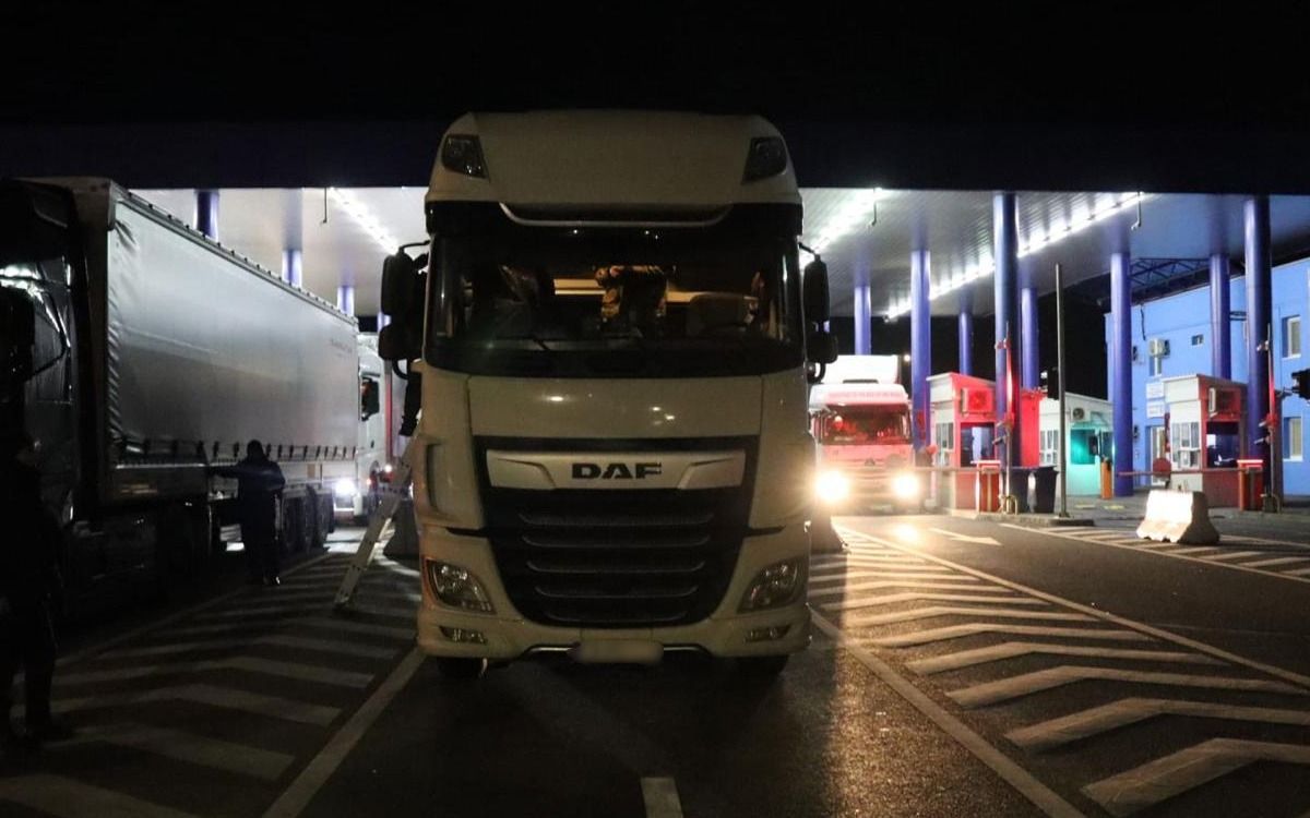 Contrabanda nu miroase bine: Polițiștii de frontieră au confiscat parfumuri și haine contrafăcute la granița cu Bulgaria - Poza 6