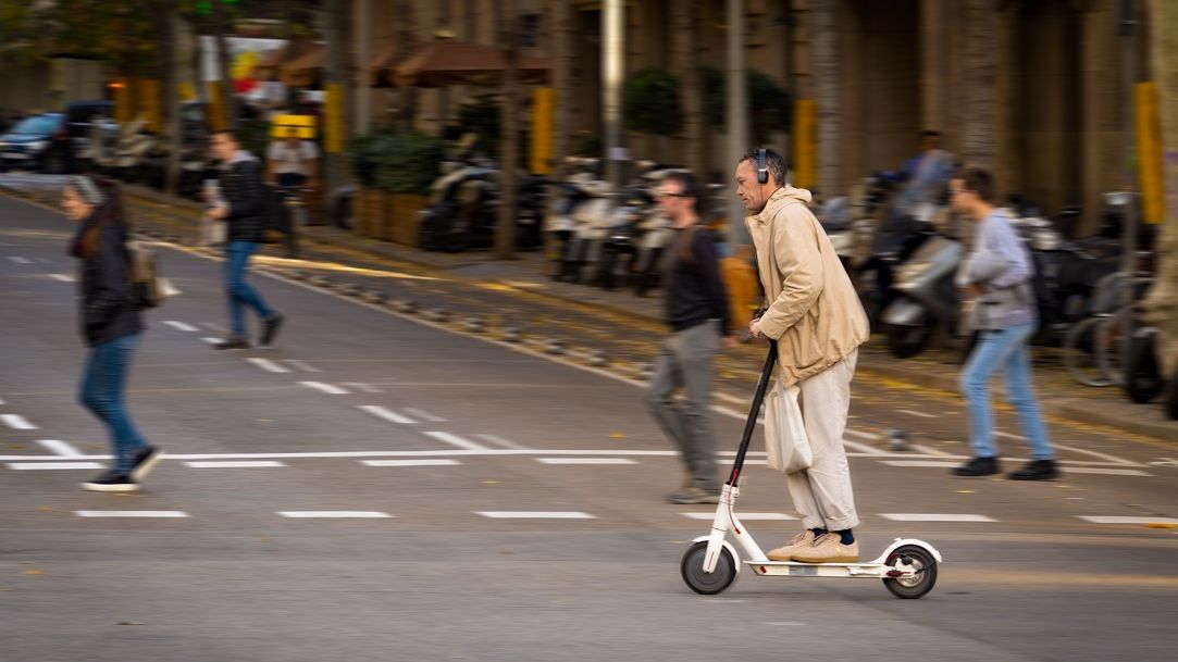 Mersul cu trotinetele electrice pe sosea face prima victima in Londra: o prezentatoare TV a fost lovita de un camion