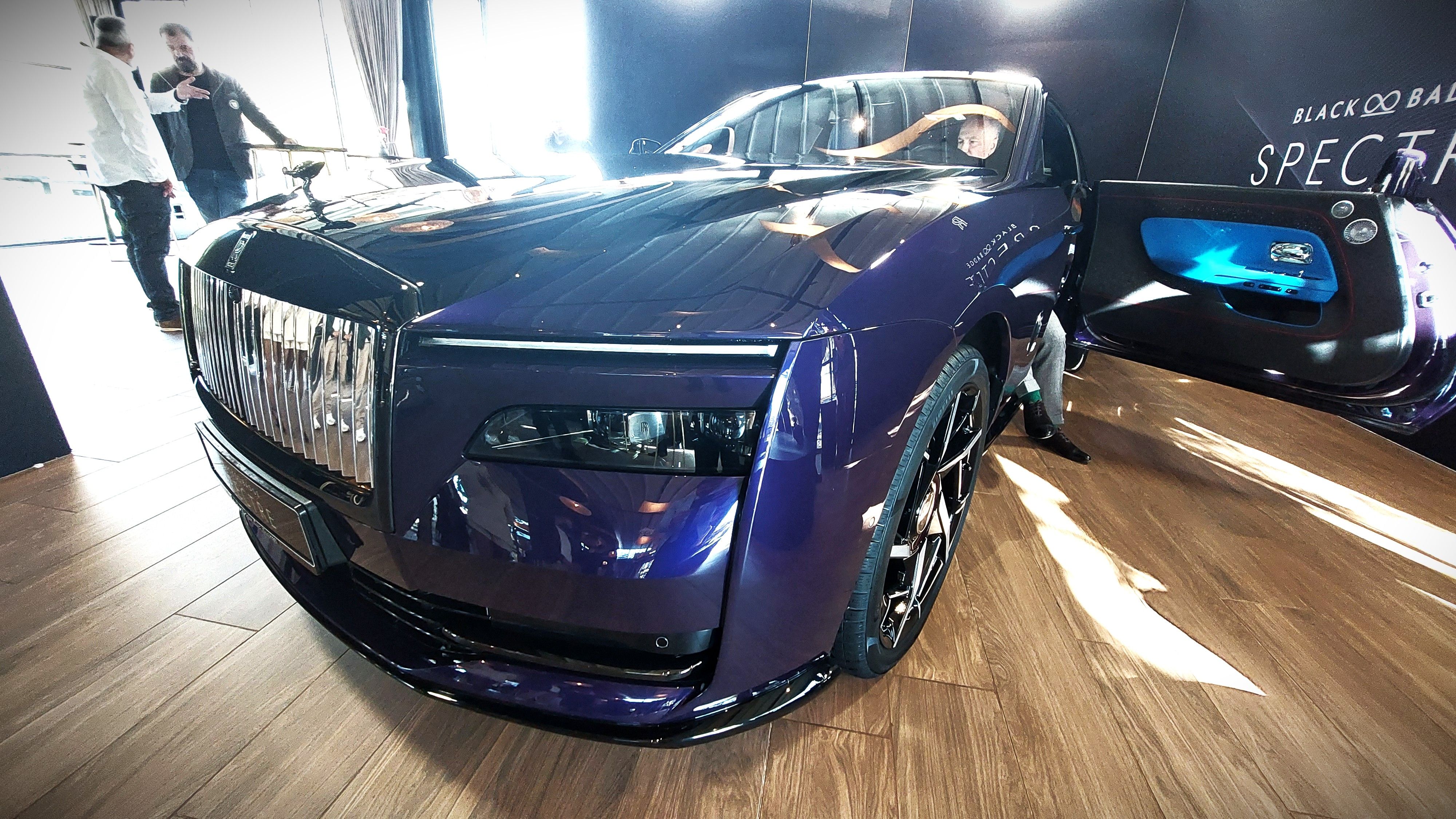 Black Badge Spectre, cel mai puternic Rolls-Royce din toate timpurile, prezentat oficial la București - Poza 7