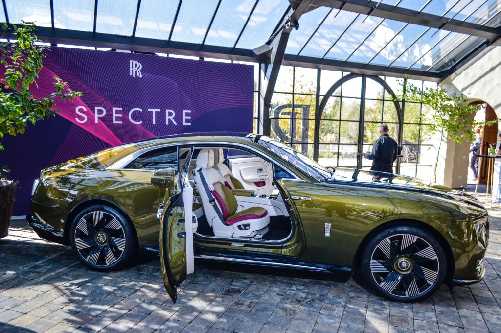 GALERIE FOTO | Rolls-Royce aduce mai multe premiere europene importante la București - Imagine 39