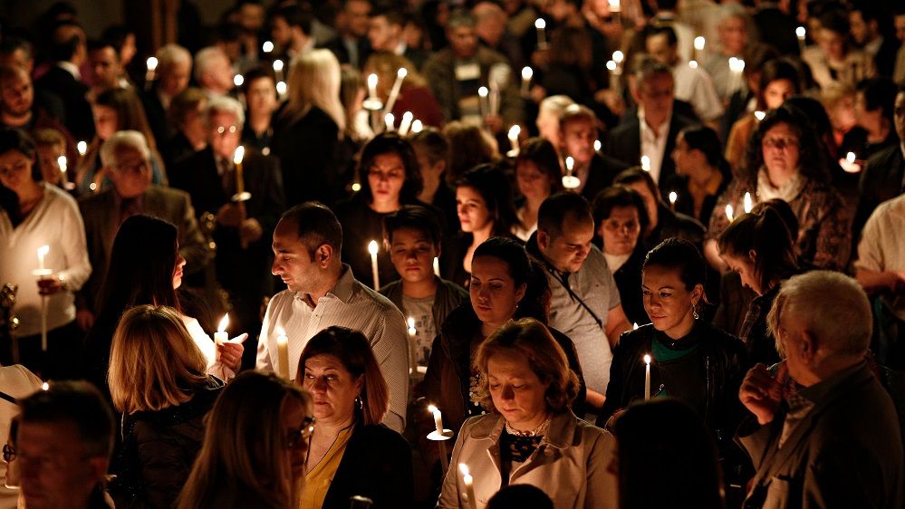 Recomandări ISU pentru Noaptea de Înviere: La ce trebuie să fie atenți românii care merg la slujbă să ia lumină