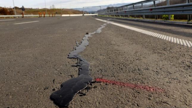 Autostrada Lugoj-Deva: Fisurile de pe lotul 3 au fost acoperite cu smoala