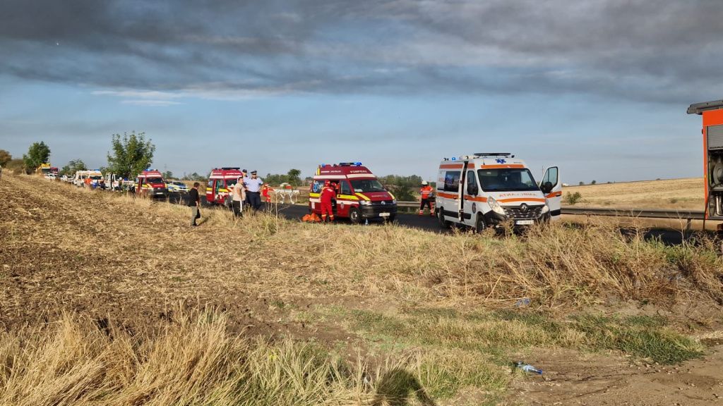Accident grav în Teleorman, cu două autocare și un tir. În urma accidentului a izbucnit și un i - Imagine 2