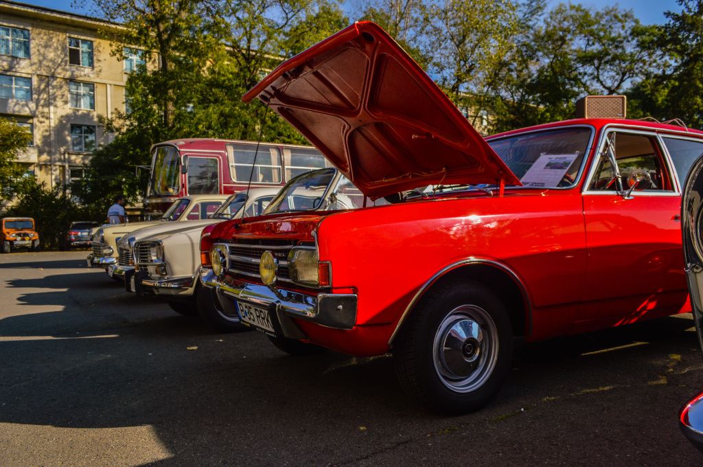 GALERIE FOTO | Mașinile comunismului au făcut baie de mulțime la Operă - Imagine 31