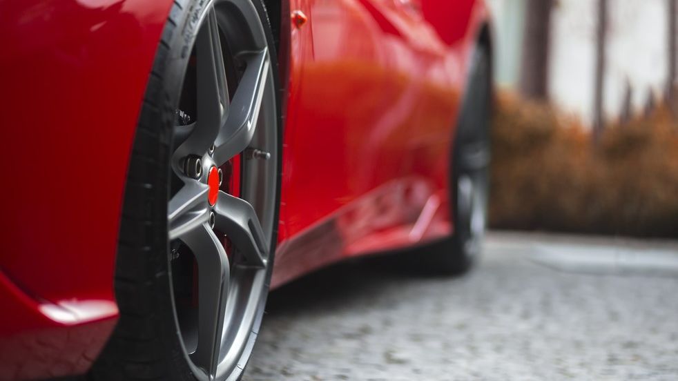 De la străzile orașului la autostrăzile deschise: achiziționează cele mai eficiente anvelope pentru performanța mașinii