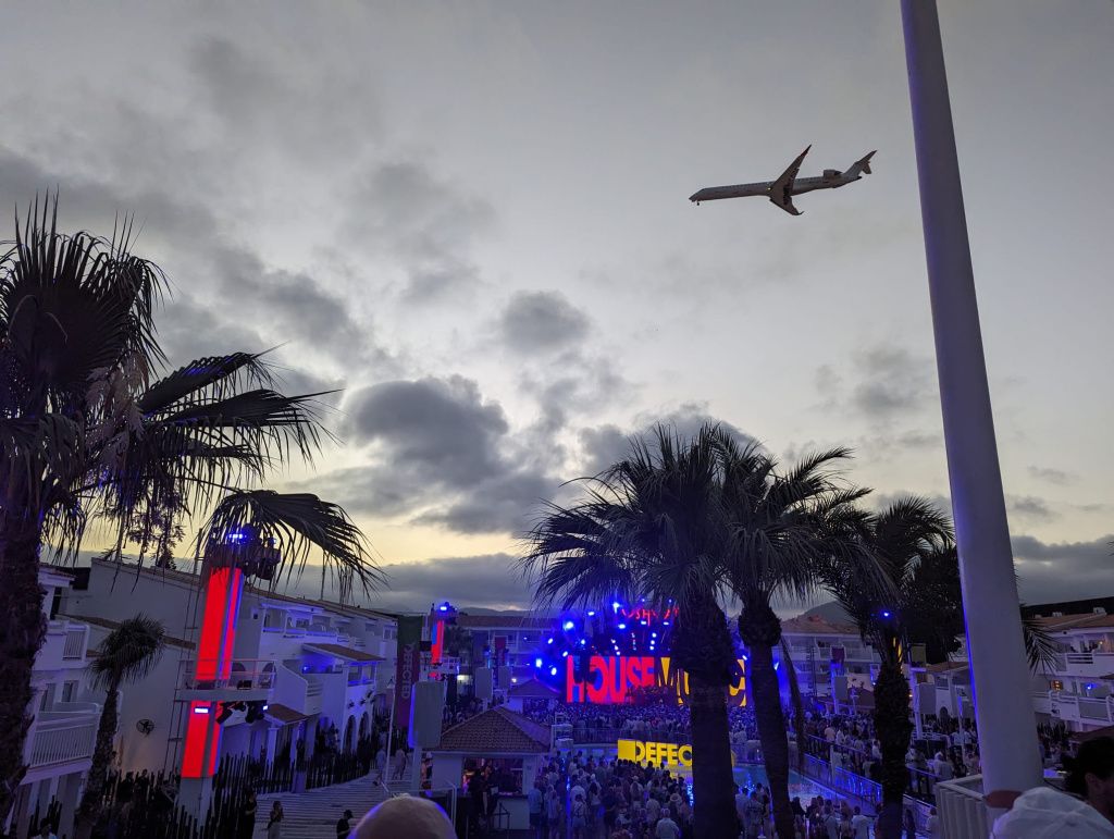 "Escapadă" la Ibiza: prețuri și imagini cu insula celor mai apreciate cluburi din lume - Imagine 1