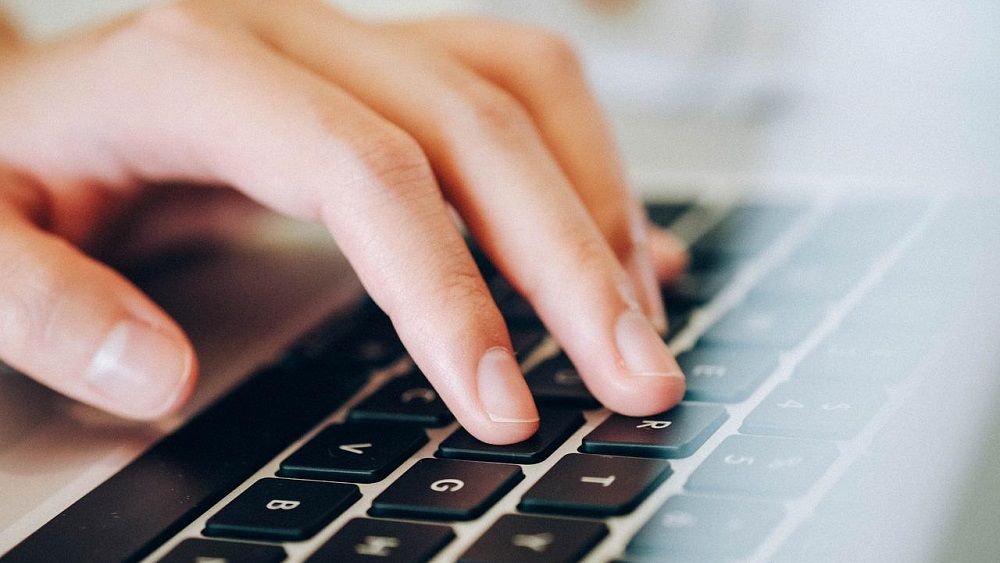 Top 5 cele mai căutate industrii de românii care își caută un job vara aceasta. Unde sunt cele mai mari salarii