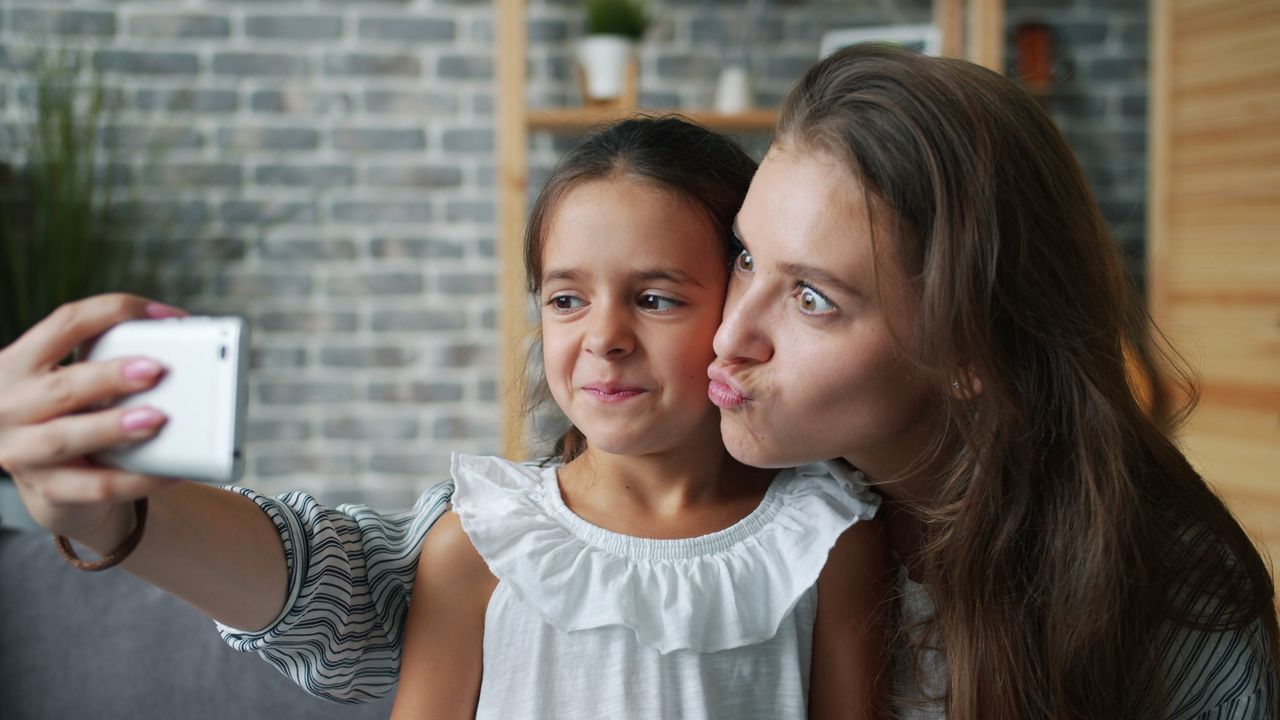 STUDIU Copiii români mai maturi decât părinții? Unul din trei le-a cerut să șteargă postările despre el