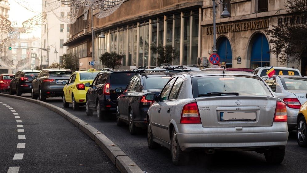 Analiză: Aproape 80% dintre vehiculele care circulă în România au peste 10 ani