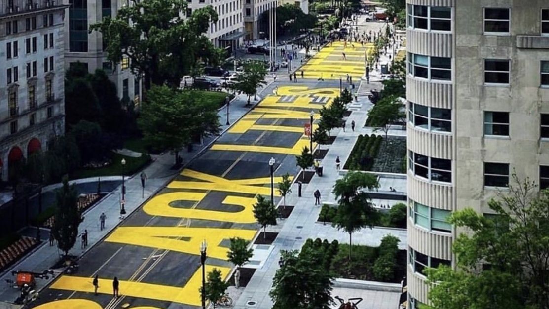 VIDEO Strada pe care Donald Trump ajunge la Casa Albă a fost vopsită cu mesajul „Black lives matter”