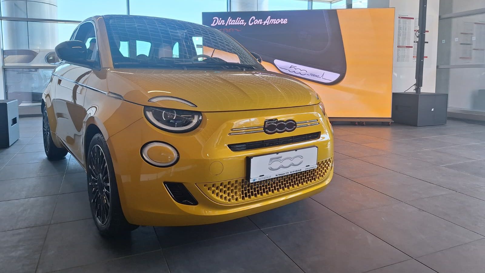 FOTO | Noul Fiat 500 Hibrid, prezentat în România. Cât costă mașina din 2026 care are 65 de cai putere