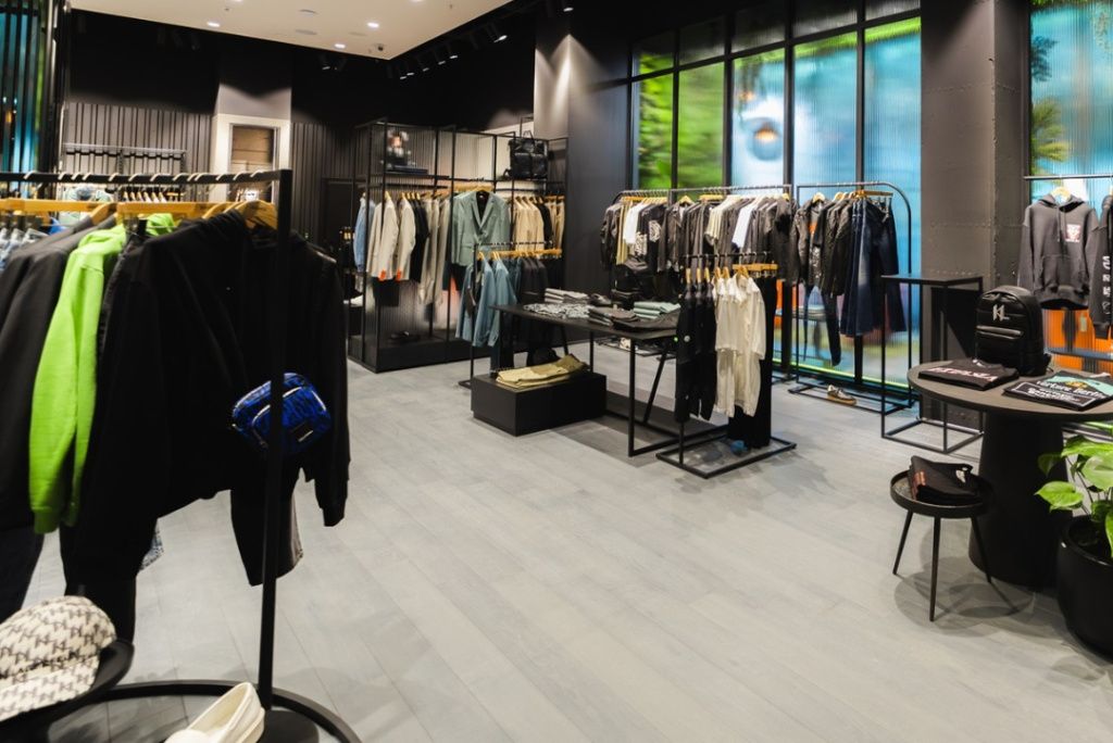 Fashion: Answear lansează primul său concept store. Are cafenea, loc de personalizare a articolele - Imagine 1