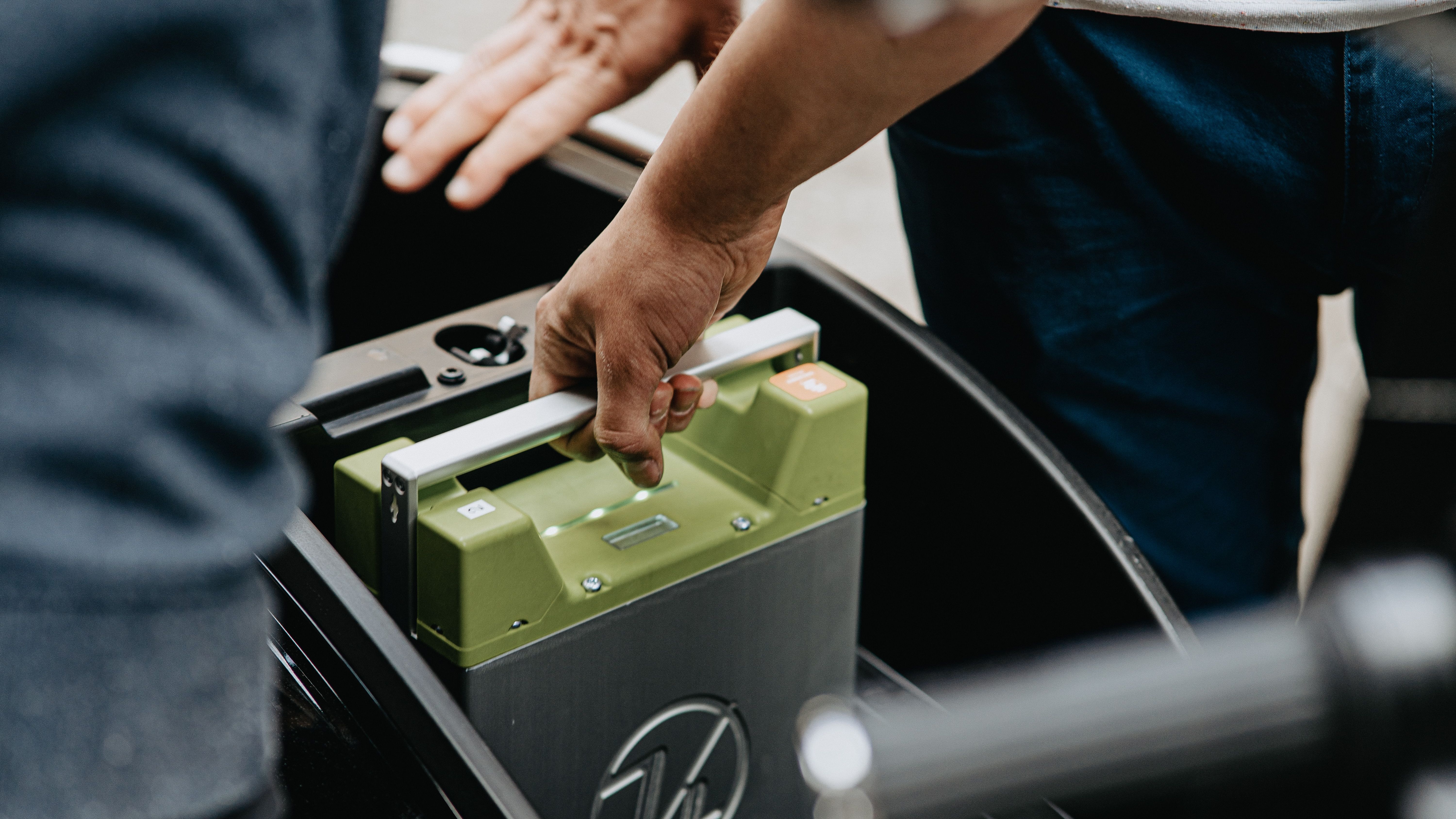 Industria auto, lovită dur de războiul din Ucraina. Criză de cipuri și baterii pentru mașini electrice