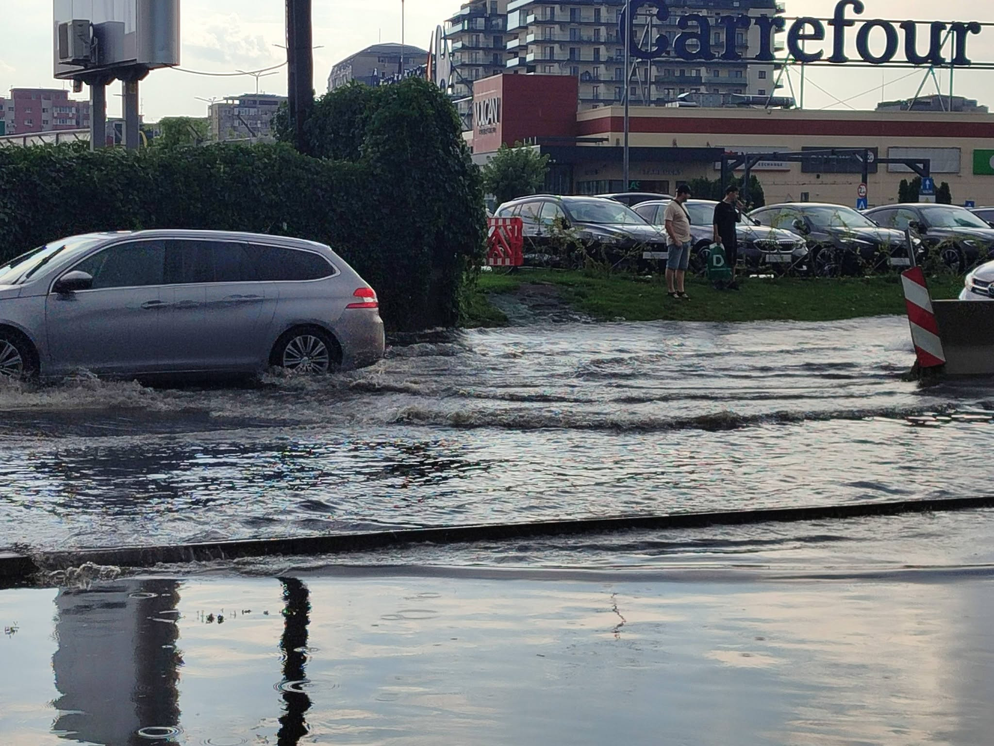 Mai multe linii STB, afectate de furtuna din București