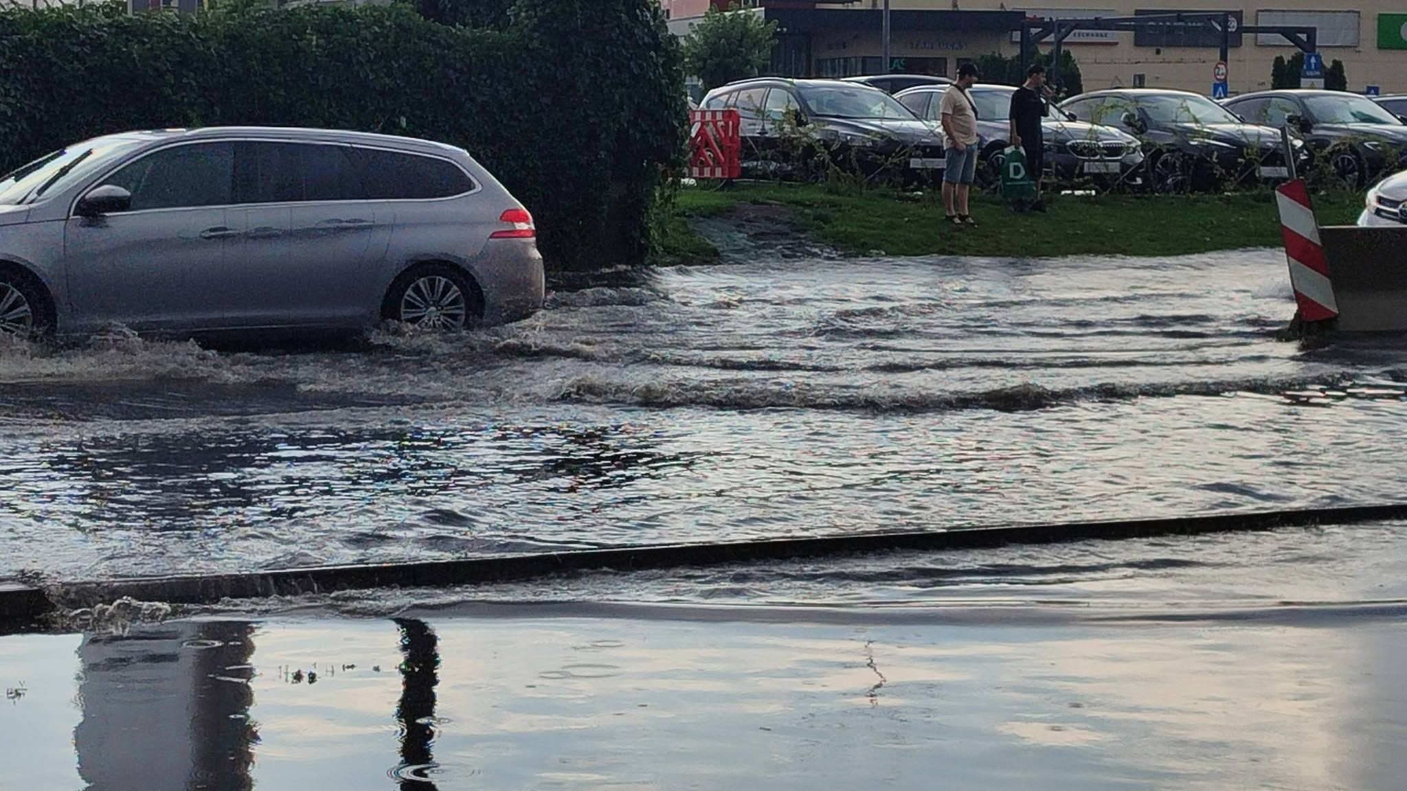 Mai multe linii STB, afectate de furtuna din București