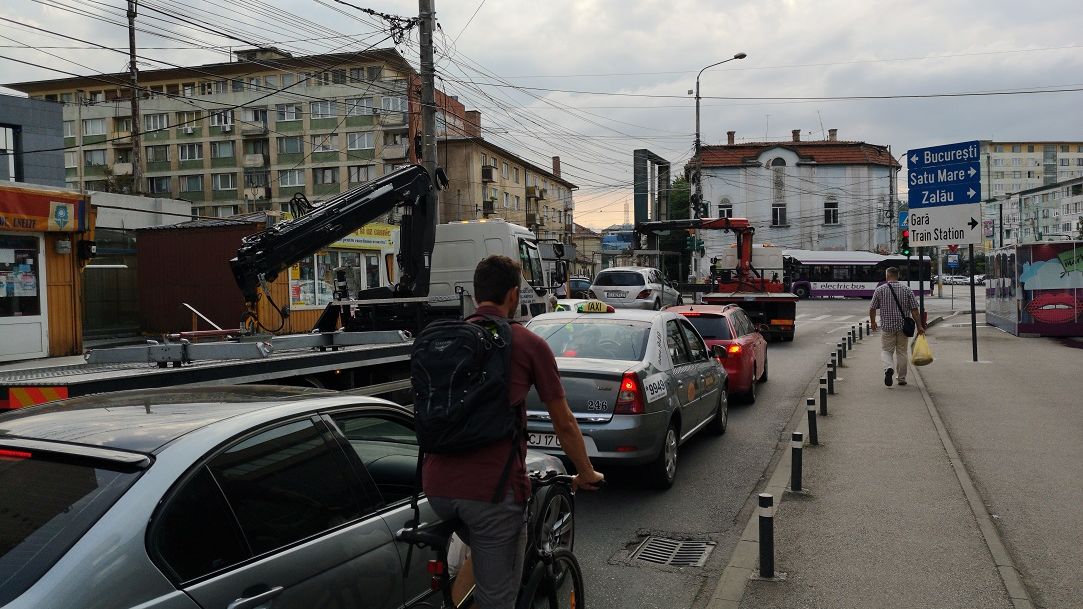 Cluj: o femeie a vandalizat 9 masini pentru ca ar fi fost parcate pe trotuar