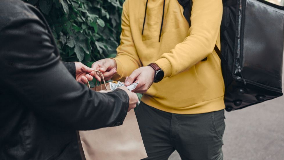 O analiză Glovo arată că românii sunt printre cei mai darnici clienți când vine vorba de a lăsa bacșiș curierilor