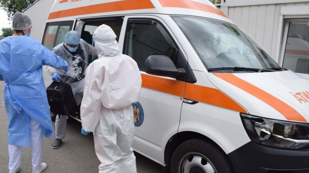 Fiica unor ambulanțieri și-a infectat zeci de prieteni