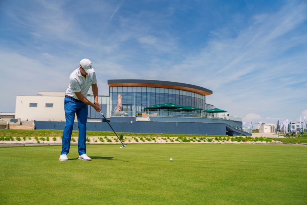 FOTO | Cel mai mare club de golf din Europa de Sud-Est se deschide în România. Vine și cu vile ș - Imagine 21