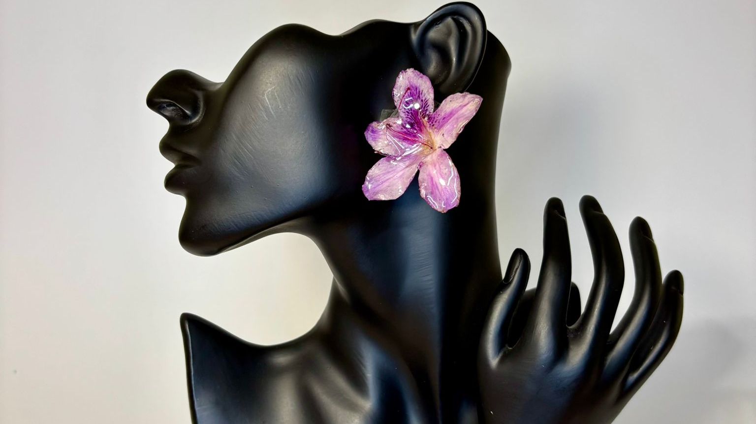 Povestea Eternal Orchids, un business care transformă florile naturale în bijuterii și mărțișoare