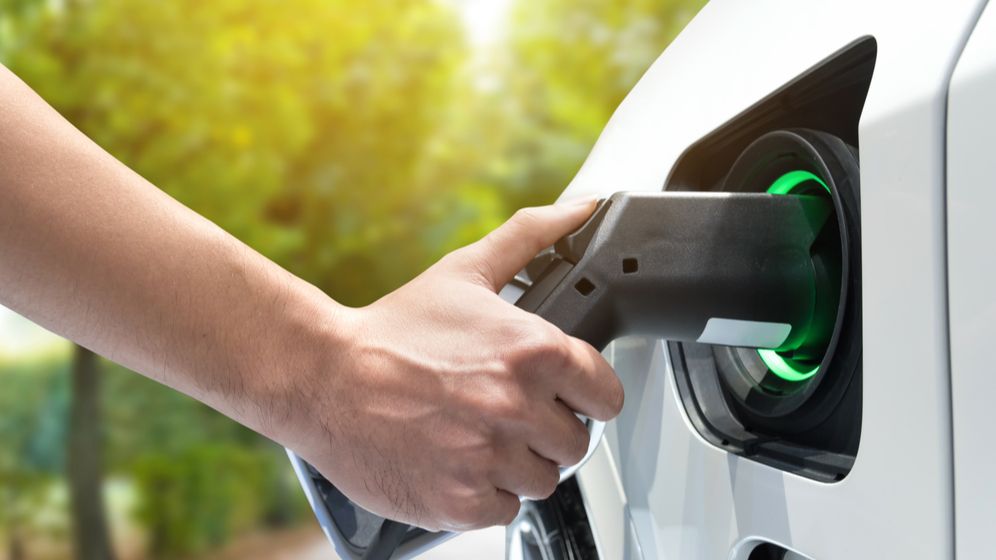 Electrificarea mașinilor ar putea reduce la jumătate consumul mondial de petrol