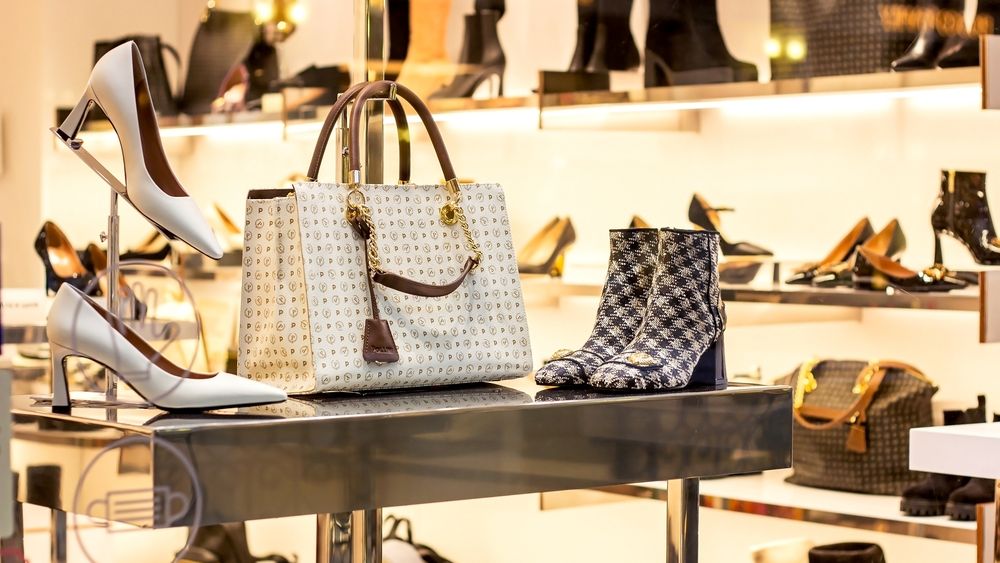 De unde îți poți cumpăra haine de lux fără să-ți golești portofelul: magazine second-hand și outlet-uri cu haine de designer