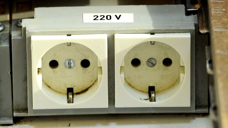 Cum ne indeamna ANRE sa nu ne facem case prea mici si nici prea departe de stalpii de curent electric