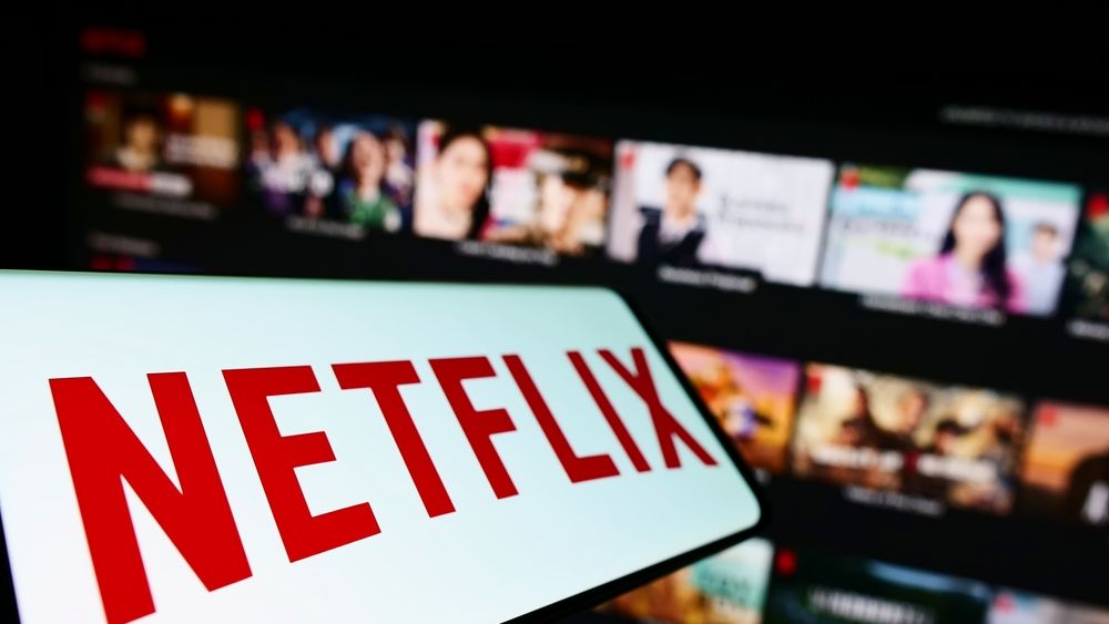 Netflix adaugă costuri adiționale pentru conturile împărțite de mai multe persoane