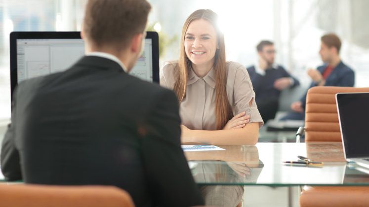 Unde e mai bine sa lucram, la stat sau la privat? Ce avantaje si dezavantaje sunt de ambele parti