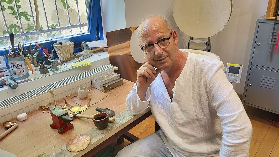 Povestea business-ului fondat de un arhitect palestinian: Creează bijuterii moderne, cu meșteșuguri tradiționale