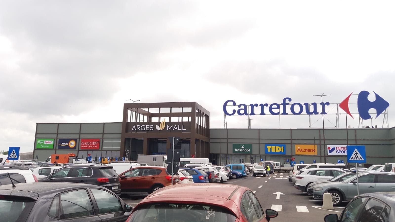 GALERIE FOTO | Cum arată Argeș Mall, cel mai mare centru comercial din județ în care s-au investit 100 de milioane de euro